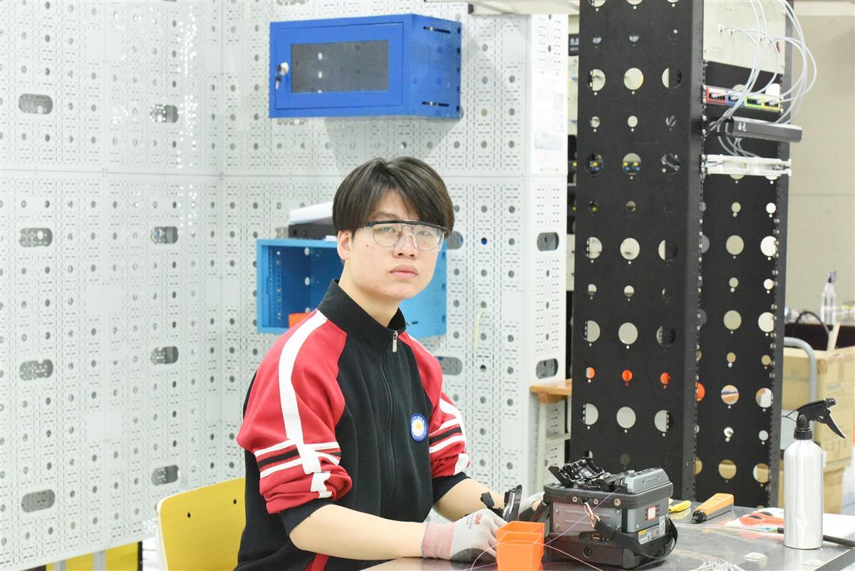 勤學苦練技能過人 一高中生獲評“武漢市技術能手”